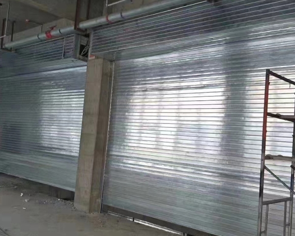 學(xué)府智能停車樓防火門，防火卷簾，快速門，擋煙垂壁施工現(xiàn)場